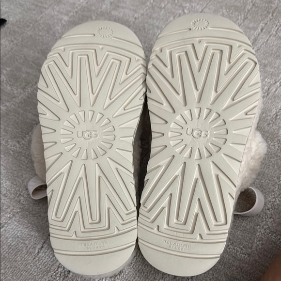 UGG Fluffy Cream Slides - Picture 9 of 11